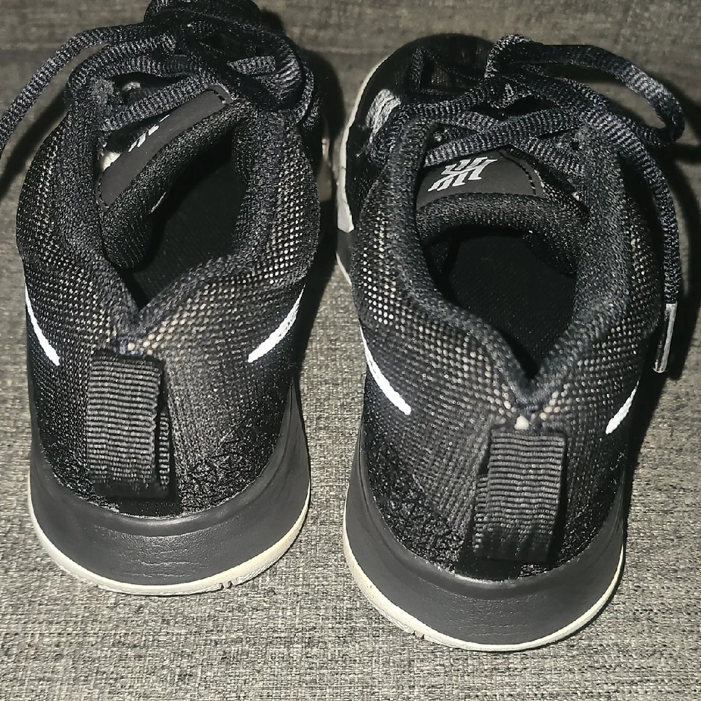 Nike Kyrie Flytrap 6 Boys Youth Size 4 Low Basketball Shoes - Picture 3 of 5